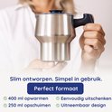Zilverkleurige roestvrijstalen kan met zwart handvat, die wordt vastgehouden door twee handen.