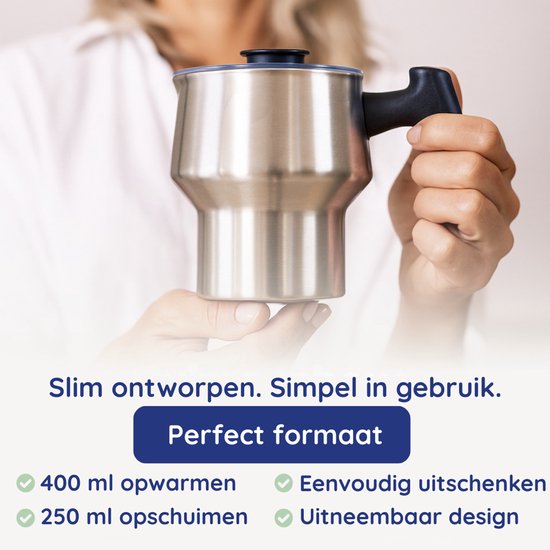 Zilverkleurige roestvrijstalen kan met zwart handvat, die wordt vastgehouden door twee handen.
