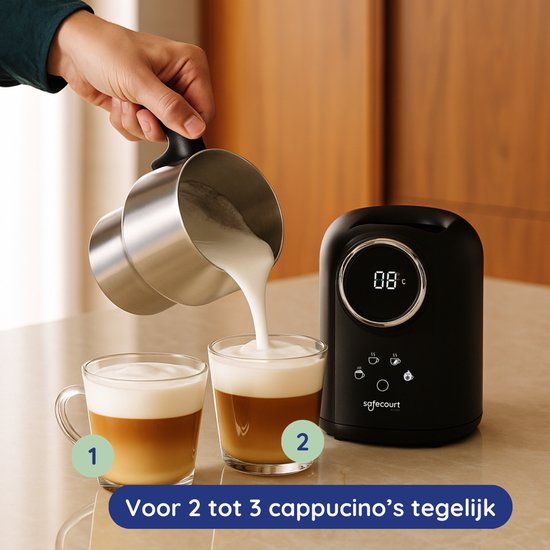 Melkopschuimer met zilverkleurige kan, waaruit melkschuim in twee glazen wordt gegoten.
