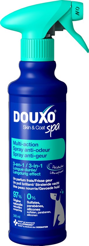 Blauwe Douxo sprayfles met turquoise spuitmond, op witte achtergrond, met tekst in groen en blauw.