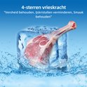 Een stuk rauw vlees dat bevriest in een blok ijs met water spetters.