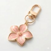 Goudkleurige sleutelhanger met roze bloemen hanger – unisex – metalen sleutel hanger met vijfbladige bloem in pastel roze – accessoire voor tas of sleutelbos