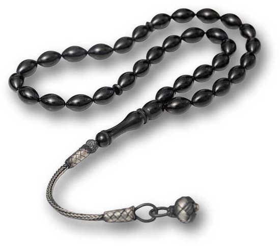 Een zwarte gebedsketting van 33 ovalen, gepolijste kralen met een zilveren staart en hanger, ligt op een witte achtergrond.