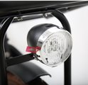 Zwarte fietsvoorlamp met metalen ring.