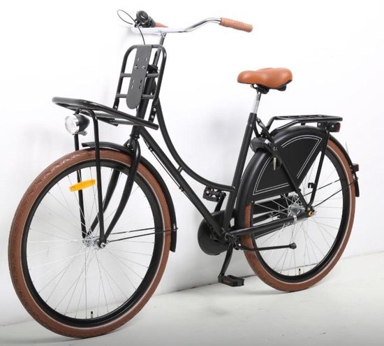 Zwarte damesfiets met bruine banden, bagagerek voor en achter.