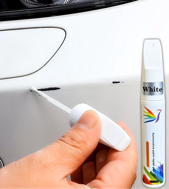 Wit autolak herstelstift in gebruik, brengt verf aan op een kras op een witte auto.
