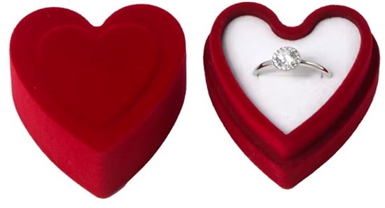 Rood fluwelen hartvormig juwelendoosje met ring.