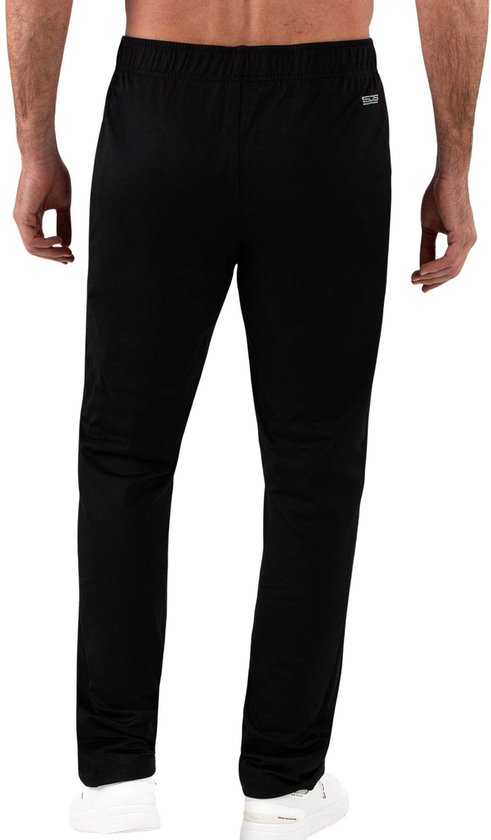Achterkant van een zwarte trainingsbroek met een elastische tailleband en een subtiel logo op de rechterheup.
