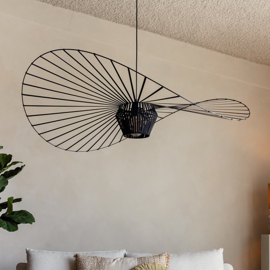 Zwarte design hanglamp met een brede, waaiervormige kap van dunne stangen en een geweven mandvormige body.