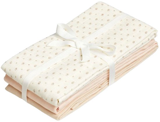 Een set van drie hydrofiele doeken met een subtiele, beige bloemenprint en effen pastelroze zijkanten, samengebonden met een wit lint.