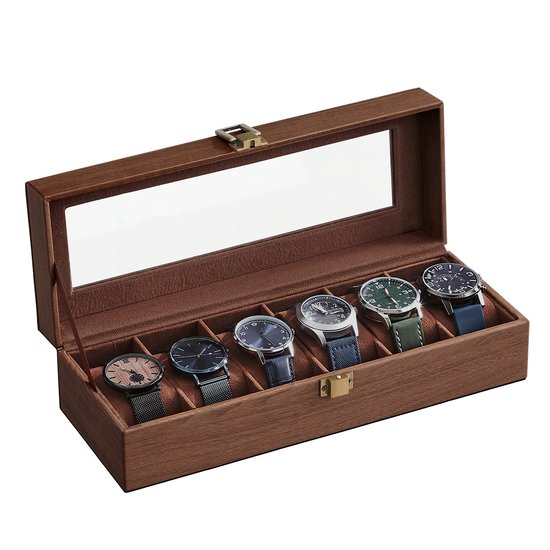 Open houten horlogedoos met glazen deksel, waarin zes herenhorloges met blauwe, groene en zilveren wijzerplaten.