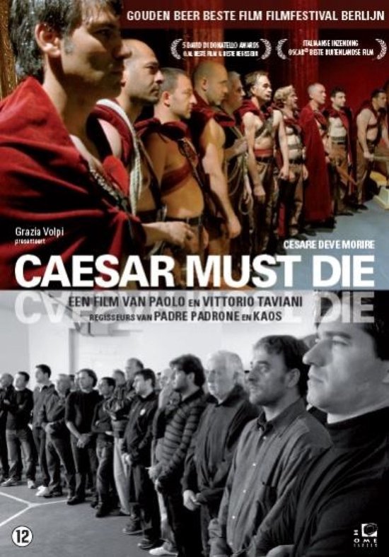 DVD-hoes "CAESAR MUST DIE" toont mannen in Romeinse kledij en een groep mannen in moderne kledij, met filmawards.