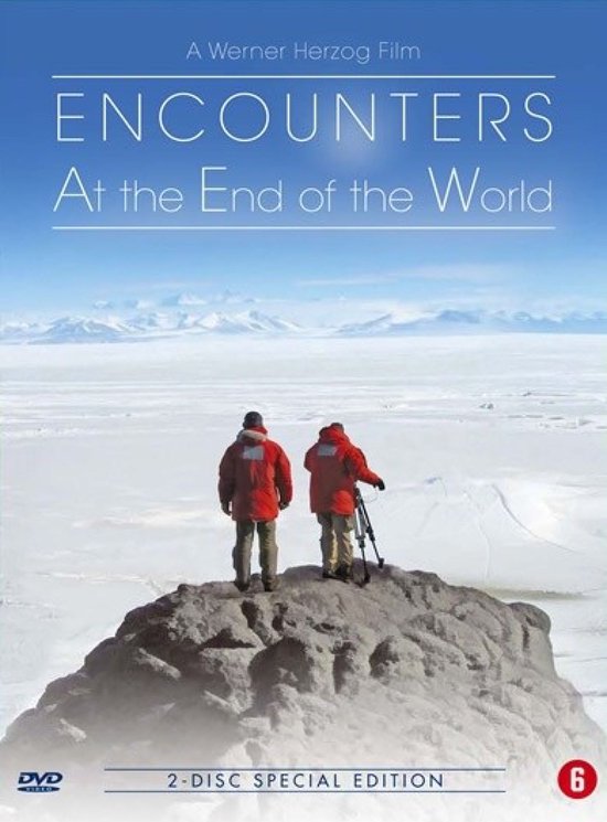 Deux personnes en manteaux rouges regardent un paysage glacé. "Encounters At the End of the World".