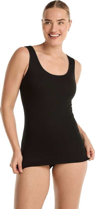 Model met zwarte singlet met vierkante halslijn, lachend