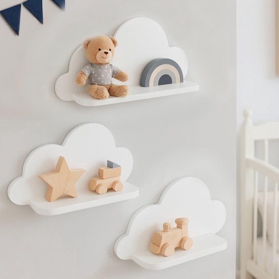 Witte wolkenplanken met teddybeer, regenboog, houten ster, en houten treintjes.
