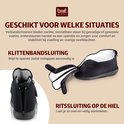 Zwarte verbandsschoenen, klittenbandsluiting en ritssluiting op de hiel.