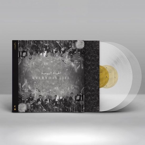 Album double LP "EVERYDAY LIFE" avec une photo noir et blanc d'un orchestre et le texte "EVERYDAY LIFE" et "الحياة اليومية".
