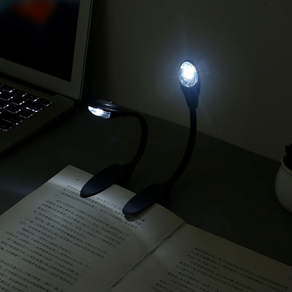 Led Boekenlamp - Draagbare Leeslamp - Lezen in Bed - Duurzame Klemlamp - 30 Gram - Zwart — cadeau in Gadgets - foto 4