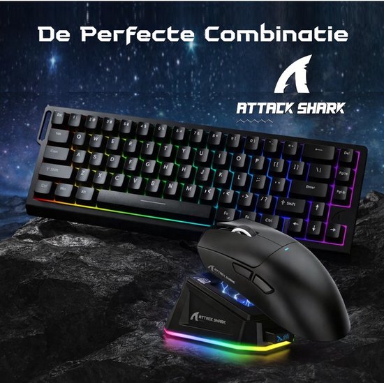 Zwart Attack Shark toetsenbord met RGB-verlichting en een draadloze muis op een oplaaddock.