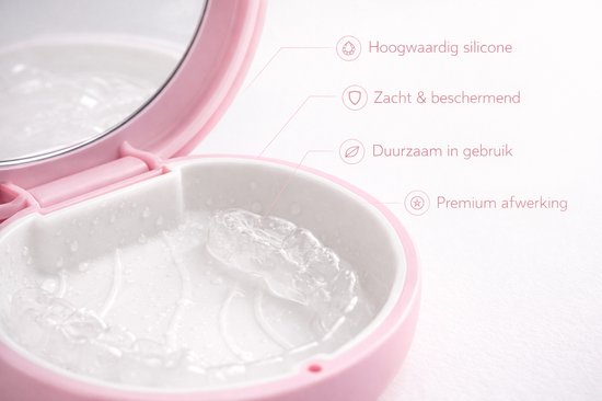 Roze beugendoosje met een doorzichtige aligner. Kenmerken: "Hoogwaardig silicone", "Zacht & beschermend", "Duurzaam in gebruik", "Premium afwerking".