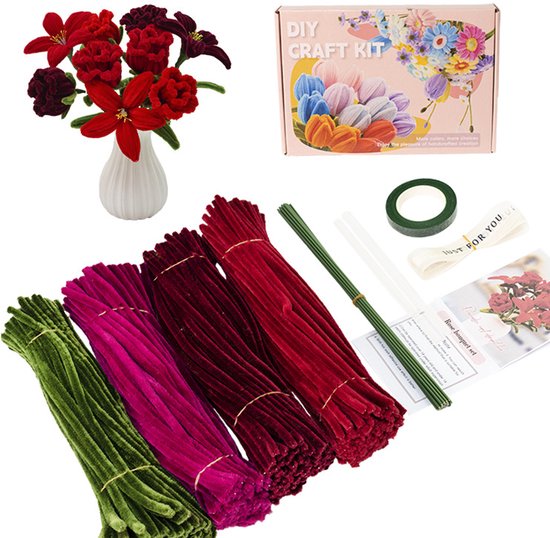 Kit de bricolage avec des chenilles rouges et violettes, des fleurs, des tiges vertes, du ruban adhésif et une carte.