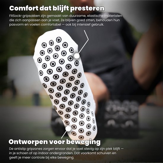 Witte sportsok met anti-slip cirkelvormige gripjes op de zool, ontworpen voor beweging.