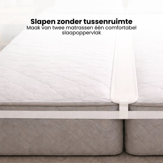 Twee matrassen met een witte matraswig ertussen. De banden lopen onder de matrassen door en zijn verbonden met een gesp.