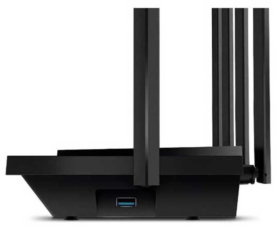 Zwarte router met vier antennes, aan de zijkant een USB 3.0 poort.