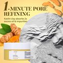 Gele pot met 1-Minute Pore Refining Turmeric Clay Mask. Kaolinklei absorbeert olie en onzuiverheden. Kurkuma en gedroogde wortels op de achtergrond.