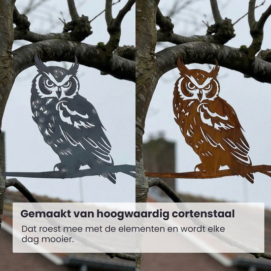 Zwarte en roestbruine metalen uilen van cortenstaal, naast elkaar zittend op een tak.
