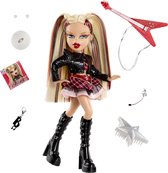 Bratz Pop Starz pop Cloe met blond haar en rode/zwarte highlights, rode lippen. Ze draagt een glitter jas, geruite rok en hoge laarzen. Inclusief gitaar en accessoires.