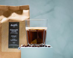 Georgies - Koffie - Koffiebonen 1 kg - Espresso - (70% Arabica en 30% Robusta) – intensiteit 8/10 - 2x500g (Koffiebonen 1 kg) – Vers Gebrande Espresso Koffiebonen / Espresso mix – Krachtig & Chocoladeachtig – Premium RFA Koffiebonen