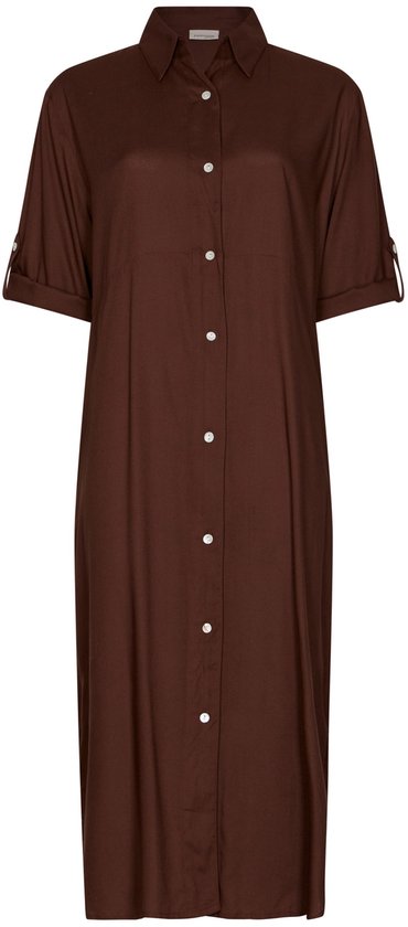 Robe boutonnée marron à manches courtes retroussées, posée sur fond blanc.