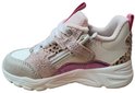 Zijkant roze lage sneaker met leopard print, glitter en paarse details. Ritssluiting.