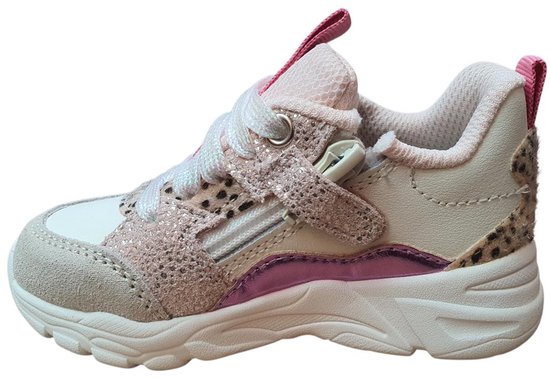 Zijkant roze lage sneaker met leopard print, glitter en paarse details. Ritssluiting.