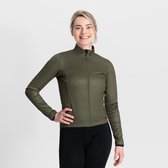 Vrolijke vrouw met blond haar in knot, draagt groen fietsjack en zwarte fietsbroek.