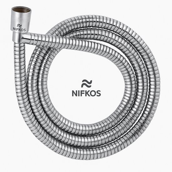 Nifkos doucheslang van 150 cm, glanzend chroom, met Nifkos logo.