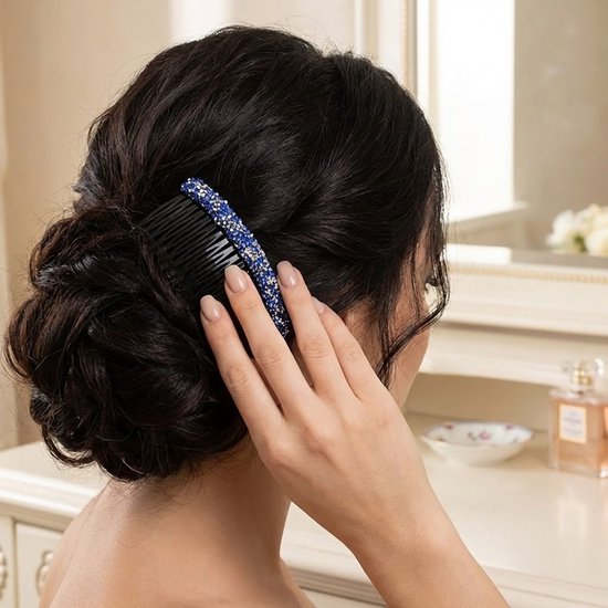 Blauwe haar kam met strass steentjes, ingestoken in donker haar.