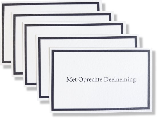 Vijf witte kaartjes met zwarte rand, één kaartje met tekst "Met Oprechte Deelneming".