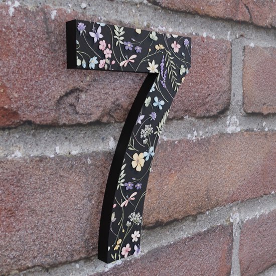 Zwart huisnummer 7 met subtiel bloemenpatroon en libelletjes.