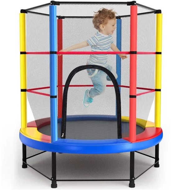 Jongetje springt op een veelkleurige trampoline met veiligheidsnet.