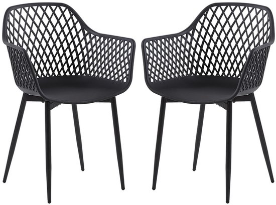 Twee zwarte tuinstoelen met open ruitpatroon rugleuning en armleuningen.