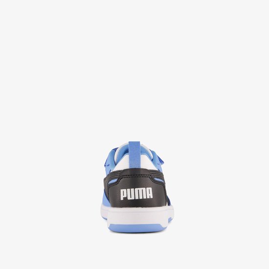 Puma sneakers met blauwe, zwarte en witte accenten. Puma logo op de achterkant.