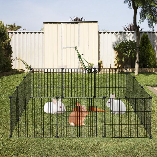 Zwarte ren in een tuin met drie konijnen, twee witte en één bruine, met wortel.