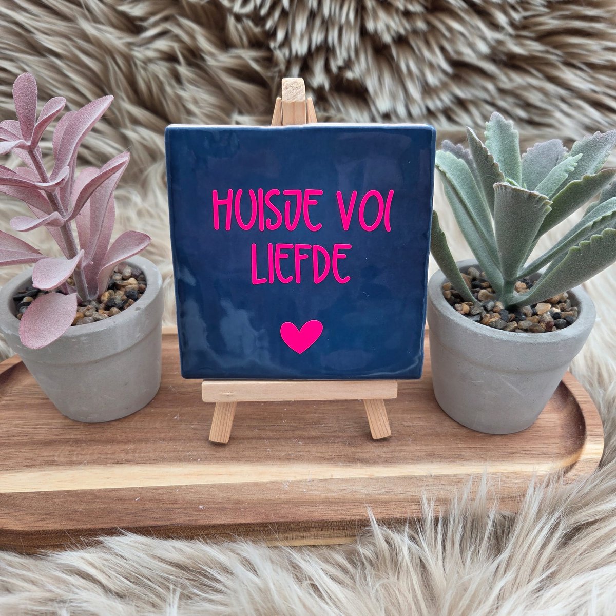 CreaCraft Robuust Wenstegeltje – Huisje vol liefde – Hip trendy tegeltje – 10x10 cm – Leuk Cadeau voor Vriendin, Zus, Juf, Collega of zomaar voor jezelf – Stijlvolle Woondecoratie – Trendy nu – Decoratief Tegeltje met Standaard – Cadeau Idee Donkerblauw/Fel roze