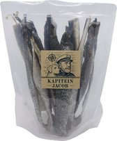 Een doorzichtige zak gevuld met gedroogde zalmhuiden, met een label van Kapitein Jacob met een hond en een kapitein.