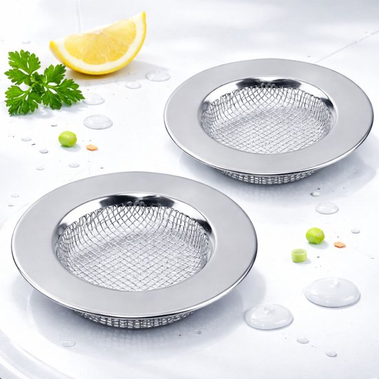 Deux passoires d'évier en acier inoxydable sur fond blanc, avec du citron et du persil.