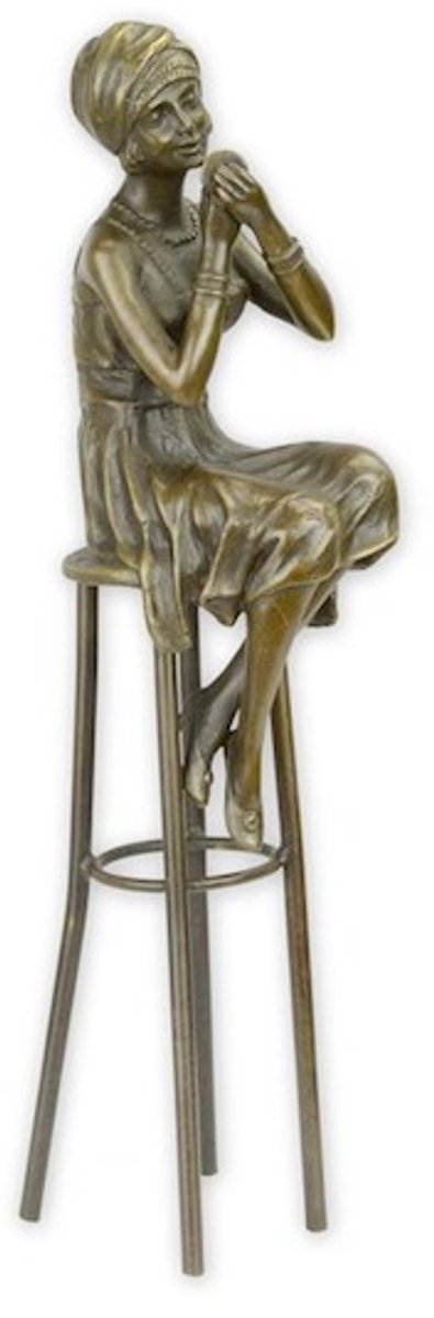 EEN BRONZEN SCULPTUUR GENAAMD EEN LITTLE ROUGE