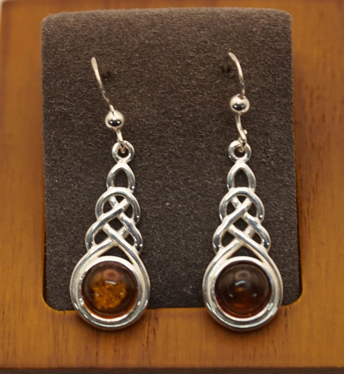 Zilveren lange geknoopte oorbellen met een oranje amber natuursteen - leuke sterling zilveren oorbellen - keltische oorbellen met amber steen - sierlijke vrouwen oorbellen - prachtige lange dames oorbellen