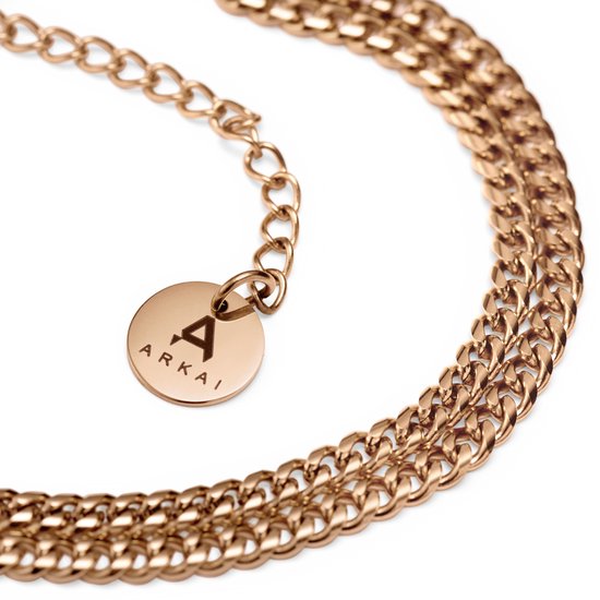 Detail van roségouden dubbele schakelarmband met rond medaljon met 'A ARKKAI' logo.